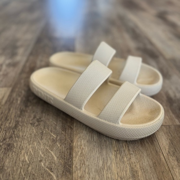 Victoria’s Secret PINK Two-Strap Foam Slip-on Platform Sandals - Cream - Picture 5 of 6